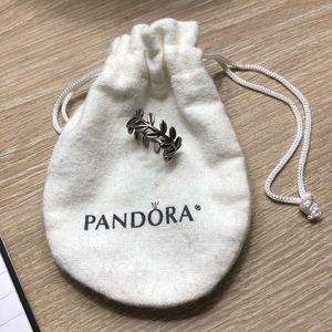 Pandora jewelry wreath ring size 5-6